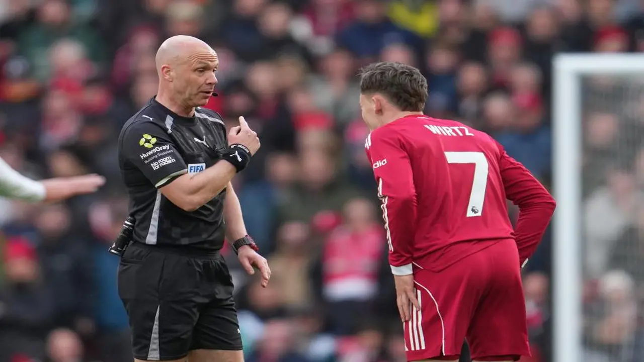 جدل تحكيمي قبل القمة.. جماهير أرسنال ترفض تيلور وروني يُرجِّح كفة سيتي